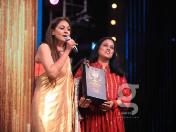 Simran gets Evergreen Empress Award from GVM at Galatta Wonder Women Awards